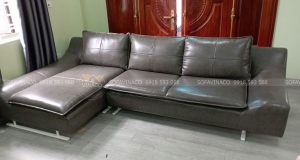 Ghế sofa đã được thay đổi diện mạo mới với bộ vỏ mới bằng da keyston với gam màu xám mang đến không gian phòng khách thêm sáng sủa, hiện địa, sang trọng