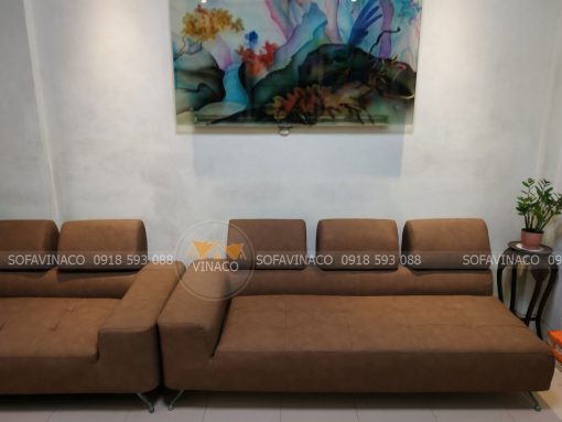 Bộ ghế sofa da được thay đổi sang lớp vỏ mới màu nâu phù hợp với không gian