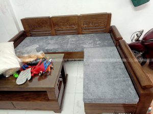 Đệm ghế gỗ tay trứng có độ dày 7cm với gam màu xám ghi mang đến cho căn phòng khách vẻ đẹp sang trọng, hiện đại