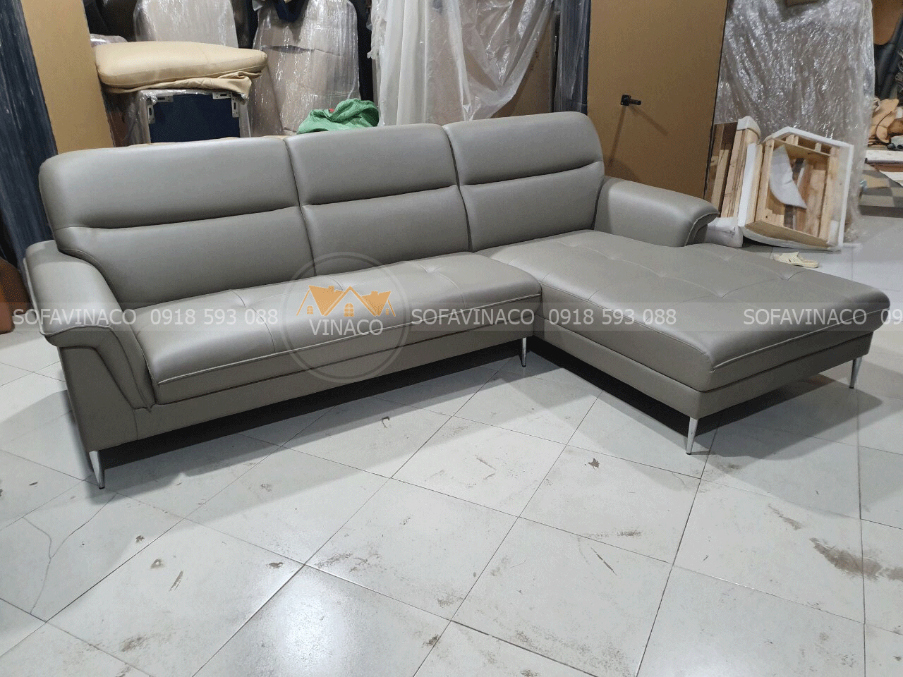 Cận cảnh bộ ghế sofa góc chất liệu da đẹp cho khách tại Long Biên