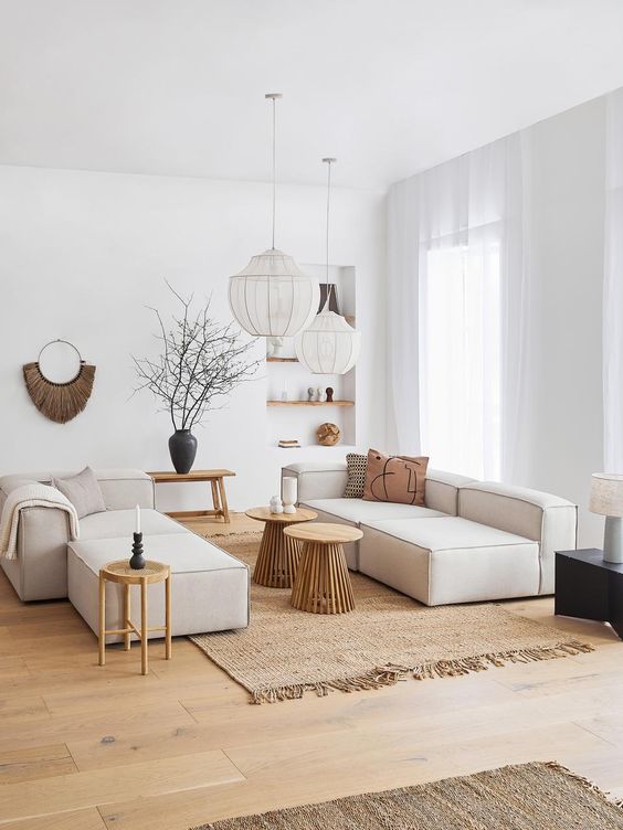 Sofa đối xứng với gam màu be phù hợp với không gian