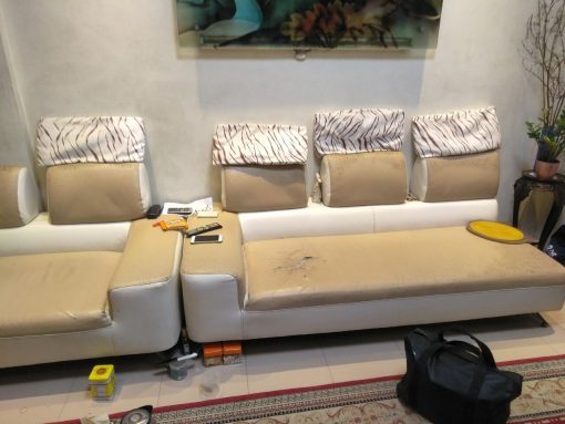 Hình ảnh bộ ghế sofa của khách hàng tại tây Hộ đang bị nổ da xuất hiện những chấm hạt mưa trên ghế