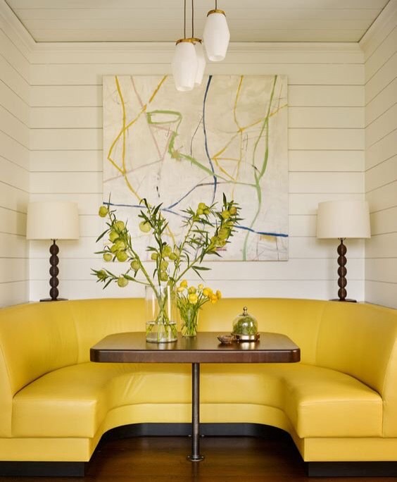 Sofa vòng màu vàng phù hợp với không gian 