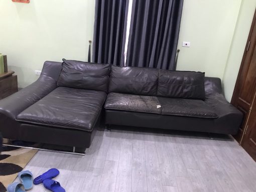 Tình trạng ghế sofa của gia đình khách hàng tại Thượng Cát đang gặp phải vấn đề lớp da bị bong, rạn nứt, nhăn nhúm xuất hiện rõ trên bề mặt ghế sofa