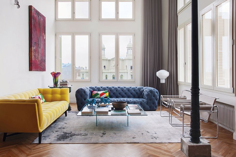 Kết hợp gam màu vàng với ghế sofa xanh da trời phù hợp với không gian phòng khách