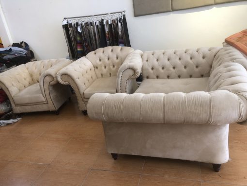Vỏ bọc ghế sofa được làm bằng vải nhung đã bị bai màu và bay lớp tuyết