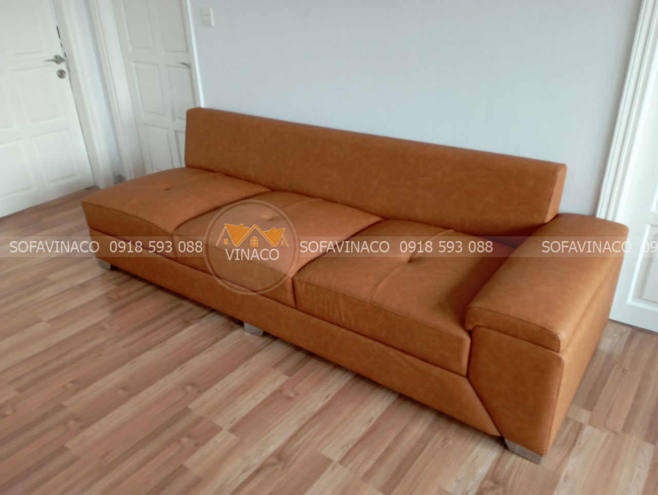 Sofa đã được thay đổi lớp vỏ bọc da mới sang sủa không gian phòng khách