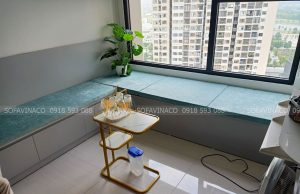 Đệm ghế ngồi cửa sổ thư giãn và thơ mộng tại chính không gian phòng khách của gia đình