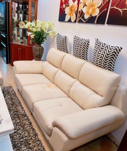 Ghế đã được bọc lại vỏ da mới màu be