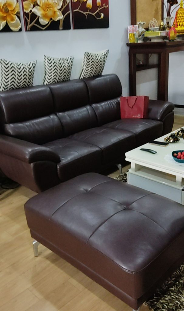 Bộ ghế sofa da cũ bị thủng của khách hàng ở Kiều Mai