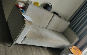 Chiếc ghế sofa vải bám bẩn của khách hàng ở Nguyễn Văn Huyên