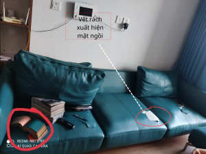 Ghế sofa văng bị rách phần mặt ngồi của gia đình chị Trinh ở Hàm Nghi