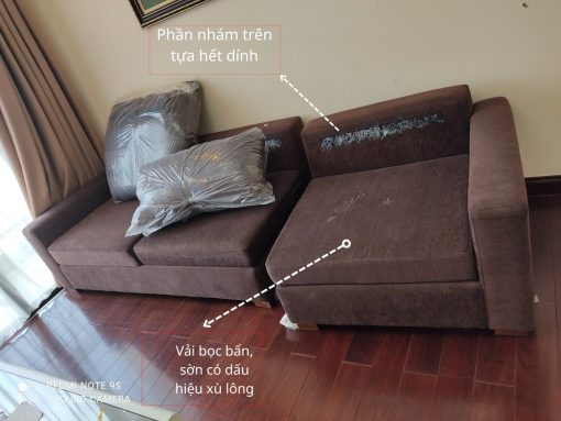 Bộ ghế sofa nguyên trạng của gia đình anh Tùng ở chung cư Royal City