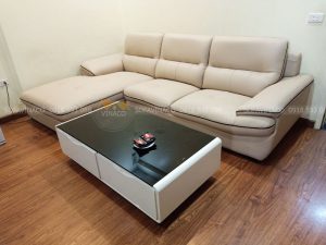 Bộ ghế sofa đã được bọc da mới sạch sẽ, sáng sủa