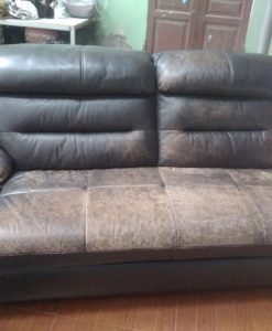 Ghế sofa bị mòn da bạc màu của khách hàng