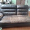 Ghế sofa bị mòn da bạc màu của khách hàng