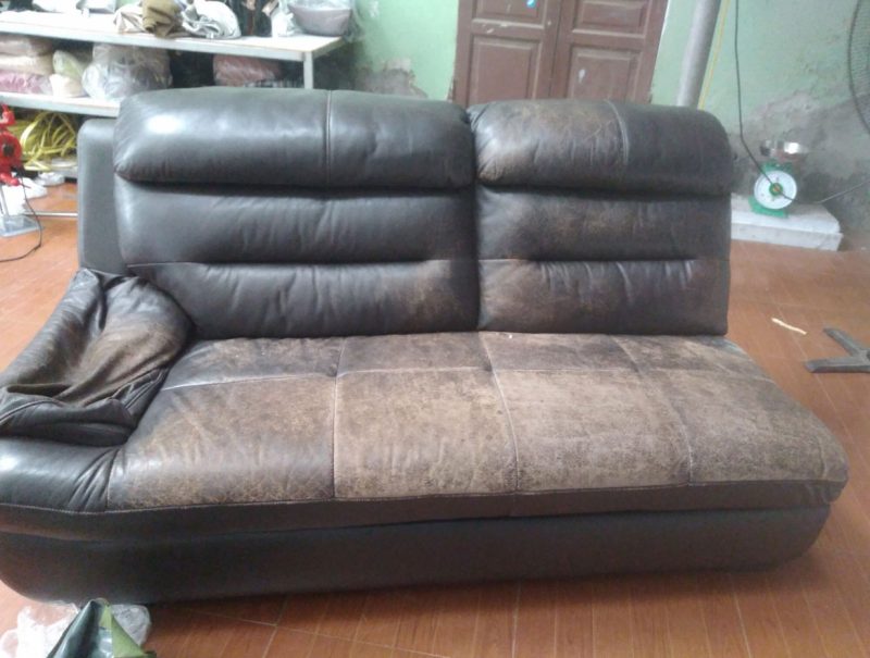 Ghế sofa bị mòn da bạc màu của khách hàng