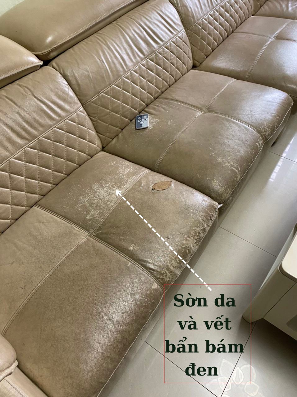 Cận cảnh ghế sofa bị bong chóc và bẩn của khách tại P. Tố Hữu