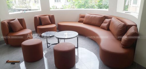 Đóng ghế sofa cong theo phong cách Châu Âu sang trọng với chất liệu da mềm mại tôn được nét đẹp của ghế
