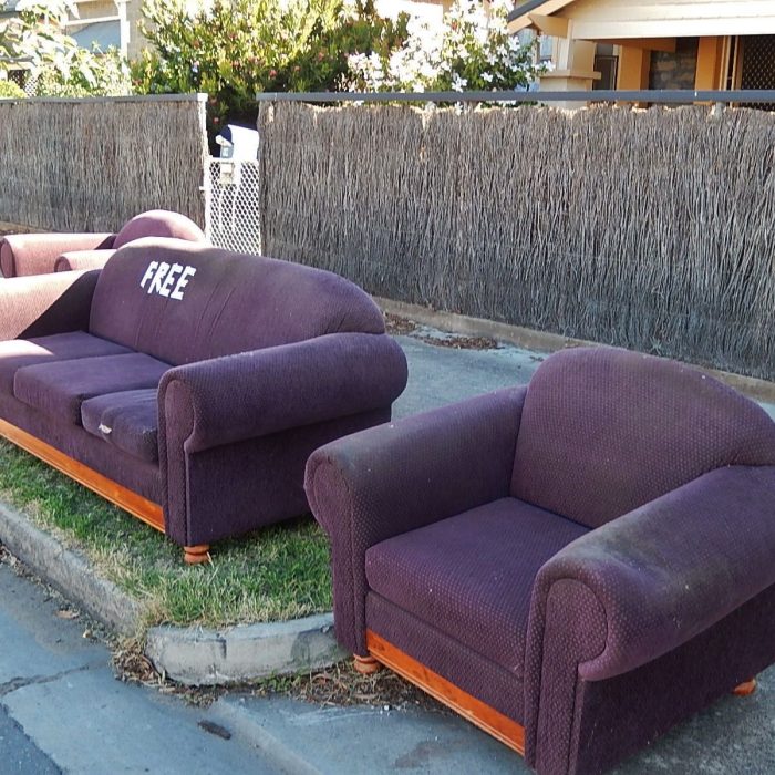 Nghiêm cấm hành vi vứt ghế sofa ở lề đường