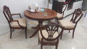 Bốn ghế ăn đã được bọc lại vỏ bằng da siêu sạch đẹp