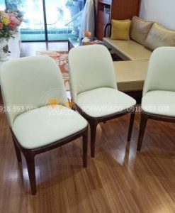 Những chiếc ghế ăn còn lại đã được bọc trực tiếp tại nhà chị Hồng tại quận Tân Bình