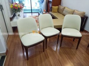 Những chiếc ghế ăn còn lại đã được bọc trực tiếp tại nhà chị Hồng tại quận Tân Bình