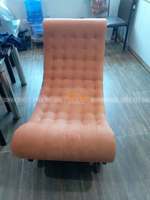 Chiếc ghế bập bênh thư giãn được thay đổi sang tông màu cam rất đẹp