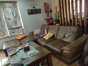 Chiếc ghế sofa da bị nhão lùng bùng mất thẩm mỹ ở Thành Thái