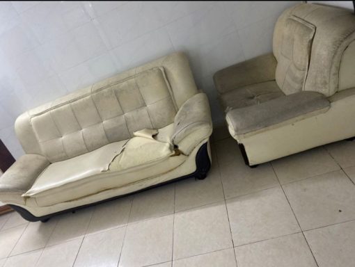 Bộ ghế sofa da màu trắng bị rách cả mảng to và bám bẩn đen sì