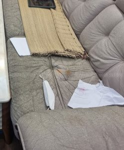 Phần da đệm ngồi nhăn nhúm, các phần khác đều đã bị nứt
