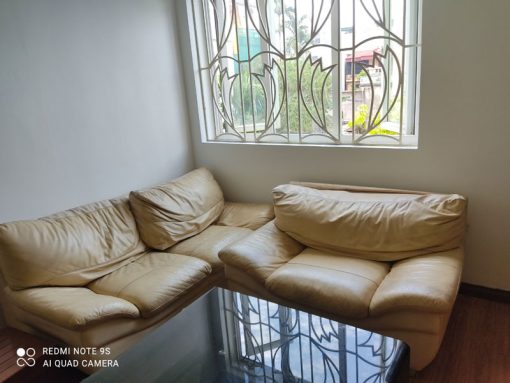 Bộ ghế sofa cũ bọc da của khách ở Hà Trì bị méo đệm và nứt nhẹ