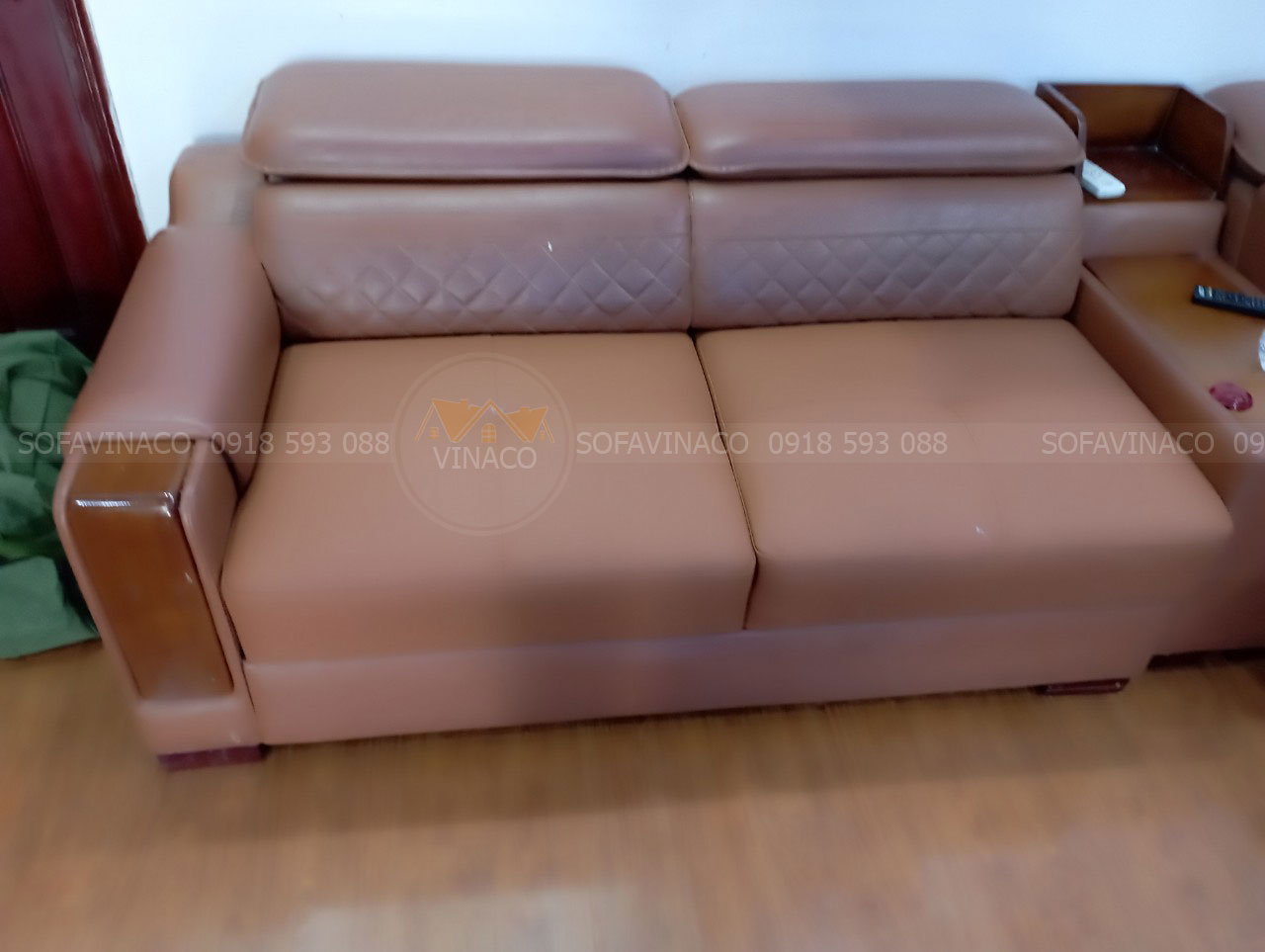 Phần mặt ngồi của ghế sofa đã được bọc lại cho khách tịa Núi Trúc