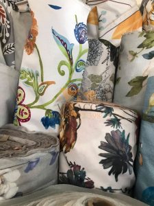 Vải có thể dùng bọc ghế sofa, may vỏ đệm và làm vỏ gối ôm siêu đẹp
