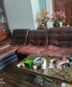 Bộ ghế sofa da bị mòn và bạc màu của khách ở Tố Hữu