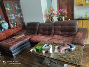 Bộ ghế sofa da bị mòn và bạc màu của khách ở Tố Hữu