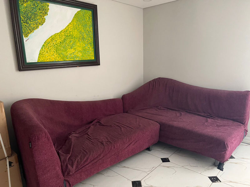 Bộ ghế sofa cũ nhão vỏ và bám bẩn của khách ở Thảo Điền