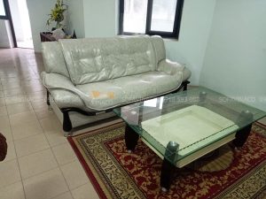 Chiếc ghế dài đã được bọc lại da mới