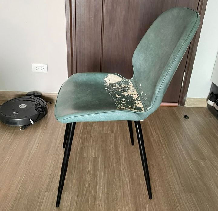 Chiếc ghế ăn bọc da của khách hàng ở Dương Nội bị bong chóc 