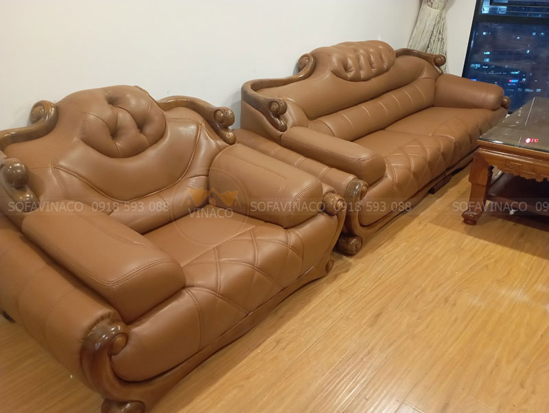 Cả bộ sofa đại kích thước lớn đã được bọc lại bằng da mới