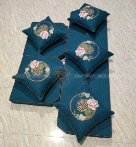 Vỏ bọc đệm được làm từ loại vải thêu hoa hồng nổi siêu đẹp