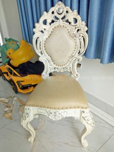 Ghế được bọc và bắn đinh đồng rất cẩn thận