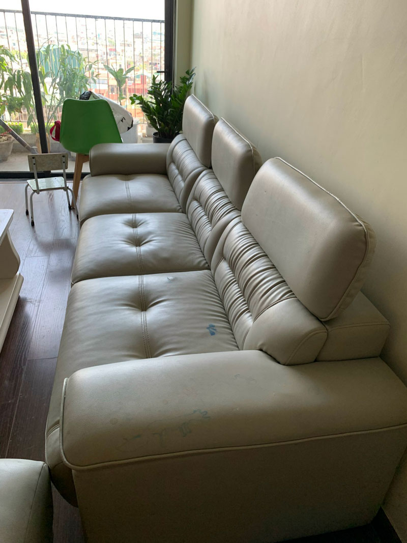 Bộ ghế sofa cũ bị bám bẩn của gia đình chị Diệp ở Kim Giang
