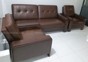Phần khung gỗ của ghế đã được sơn lại đồng màu với da bọc ghế mới
