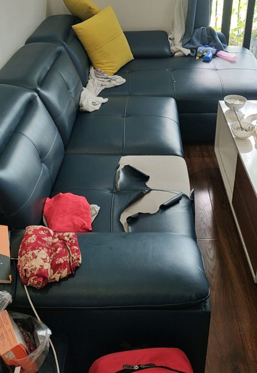 Bộ ghế sofa góc bị rách một mảng lớn của anh Cường
