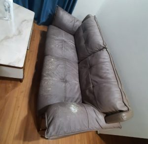 Da bọc tay ghế bị mài mòn và thủng lỗ