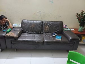 Ghế bị bong chóc và thủng lỗ phần tay ghế