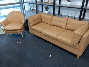 Cả bộ ghế đã được bọc lại bằng mẫu da loang màu nâu
