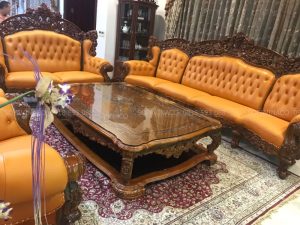 Lớp da bò được bọc vừa vặn hoàn toàn với khung ghế cũ