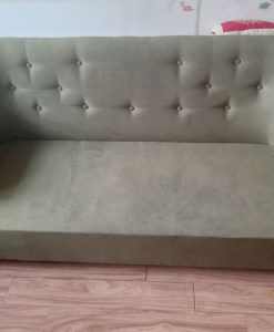 Chiếc ghế sofa vải cũ bẩn và bị mất cúc của khách hàng ở Lê Quang Đạo